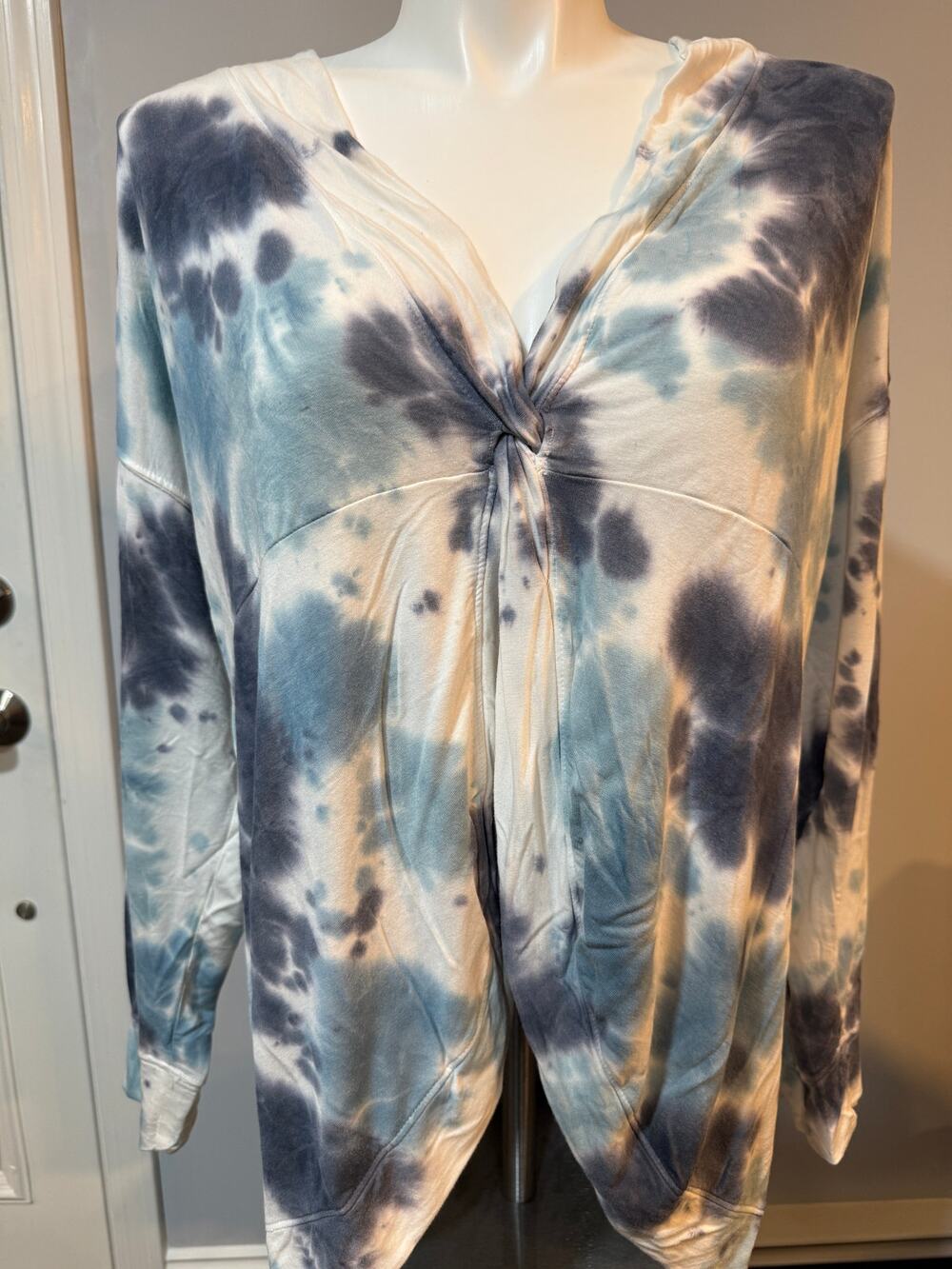 Livi Tie Dye Twist Front Long Sleeve Top Women's 22/24 Blue White EUC